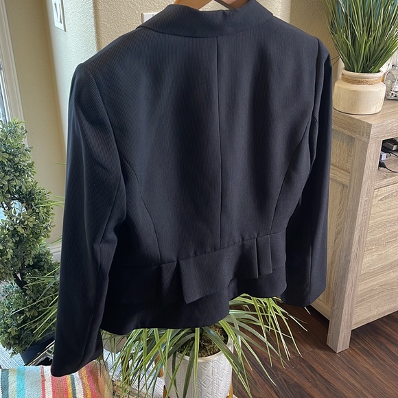 TAHARI BLACK BLAZER SiZE 8P - Picture 11 of 14